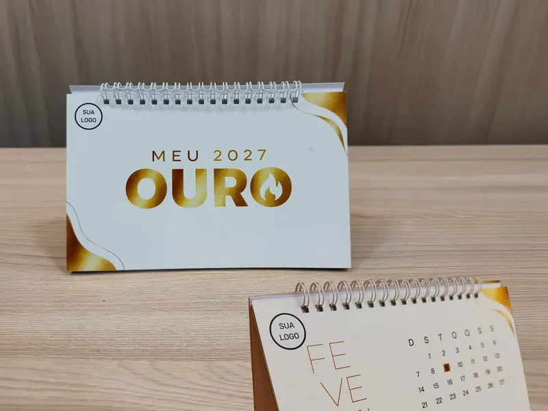 Calendários de mesa personalizados com aplicação dourada